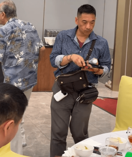 盧海鵬兒子為爸爸執拾隨身物品。