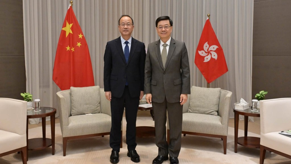 李家超今早與北京大學黨委書記何光彩會面。李家超fb
