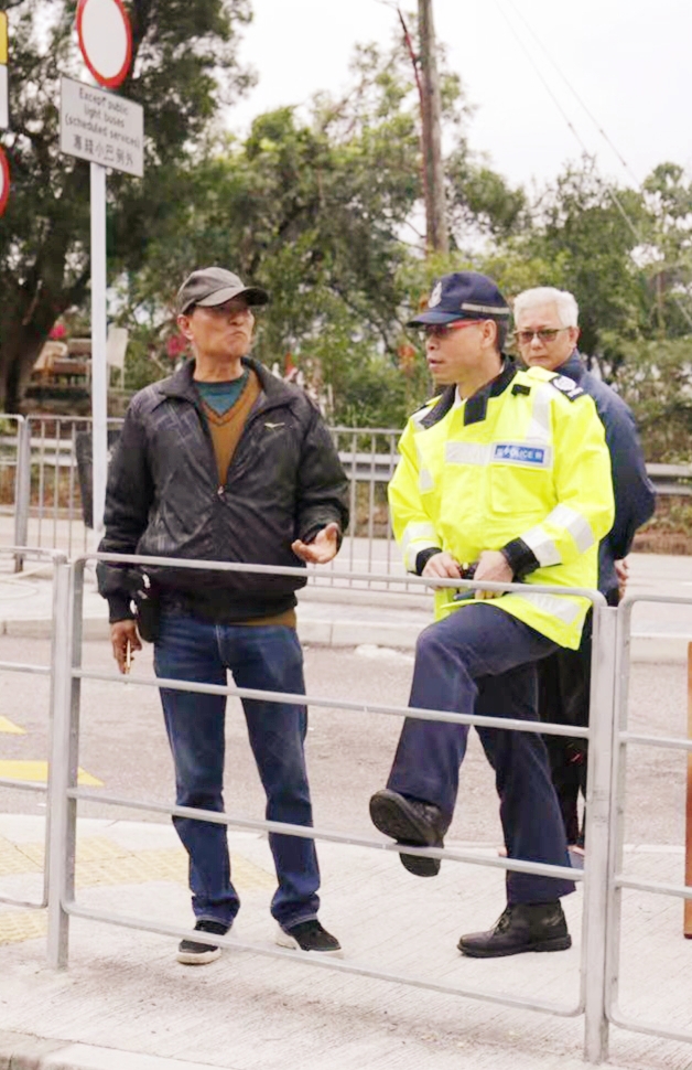 警員向小巴站長了解事發經過。 林思明攝