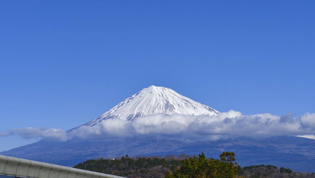 每年有不少滑雪受好者到富士山滑雪。（新華社）