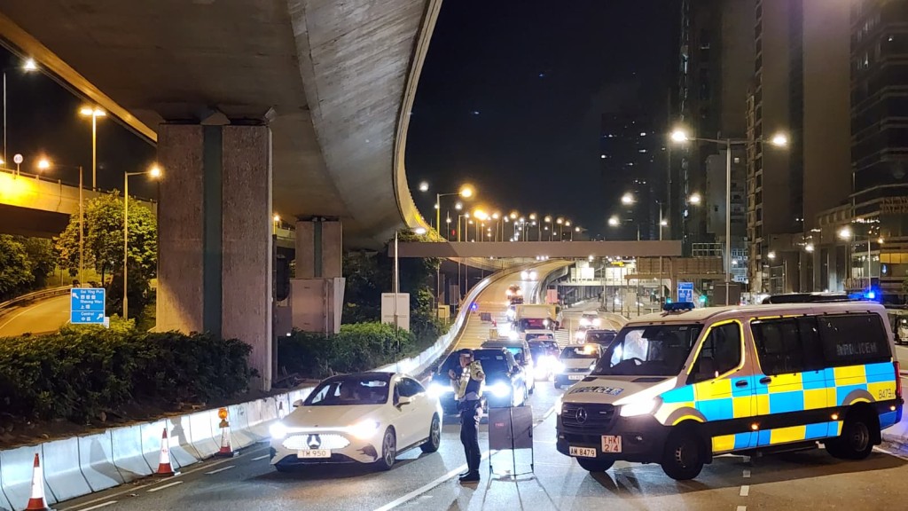 警方首次在西隧口设障查酒驾。黎志伟摄 警方首次在西隧口设障查酒驾。黎志伟摄