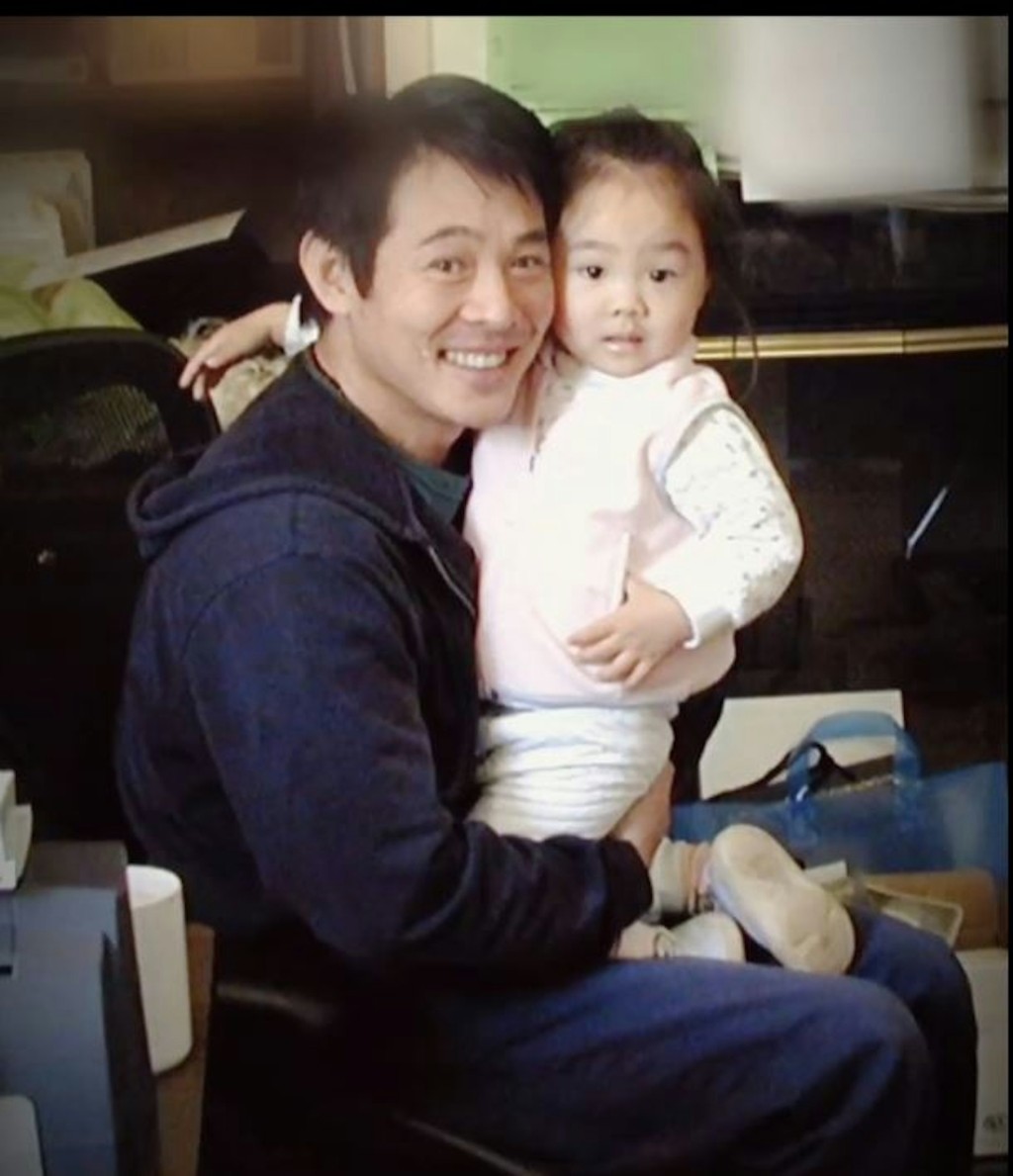 李連杰曾享受著與女兒的互動親子時光。 李連杰曾享受著與女兒的互動親子時光。