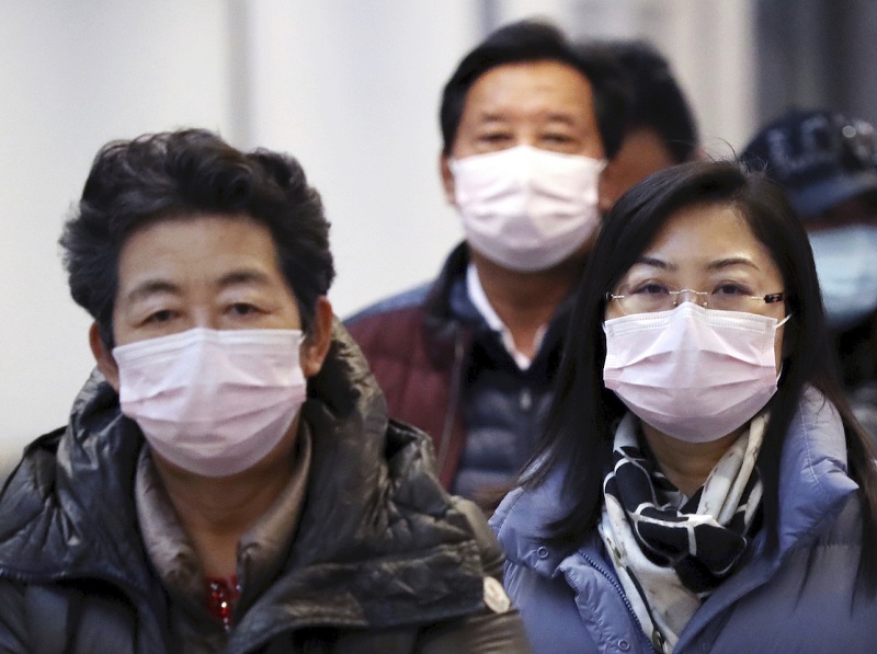日本國內多個縣市爆發疫情，民眾紛紛戴上口罩。AP 