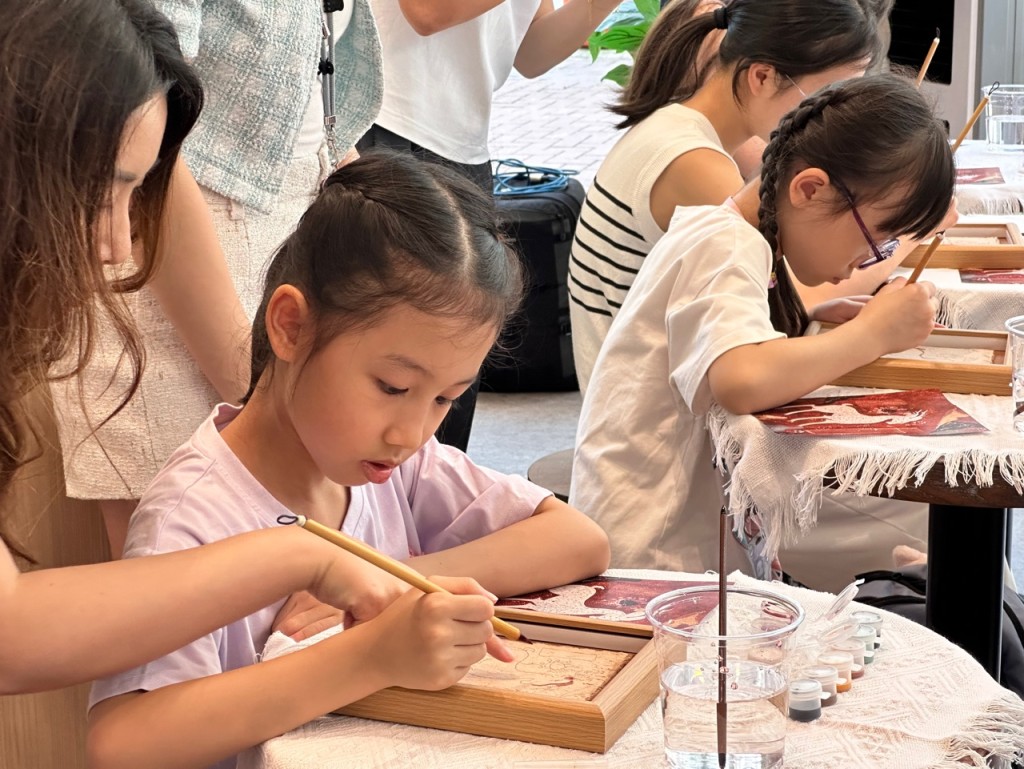 学童体验敦煌艺术泥版画。黄钰钧摄