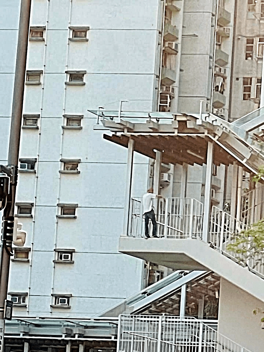男子危站天橋企跳。fb:慈雲山資訊交流 男子危站天橋企跳。fb:慈雲山資訊交流