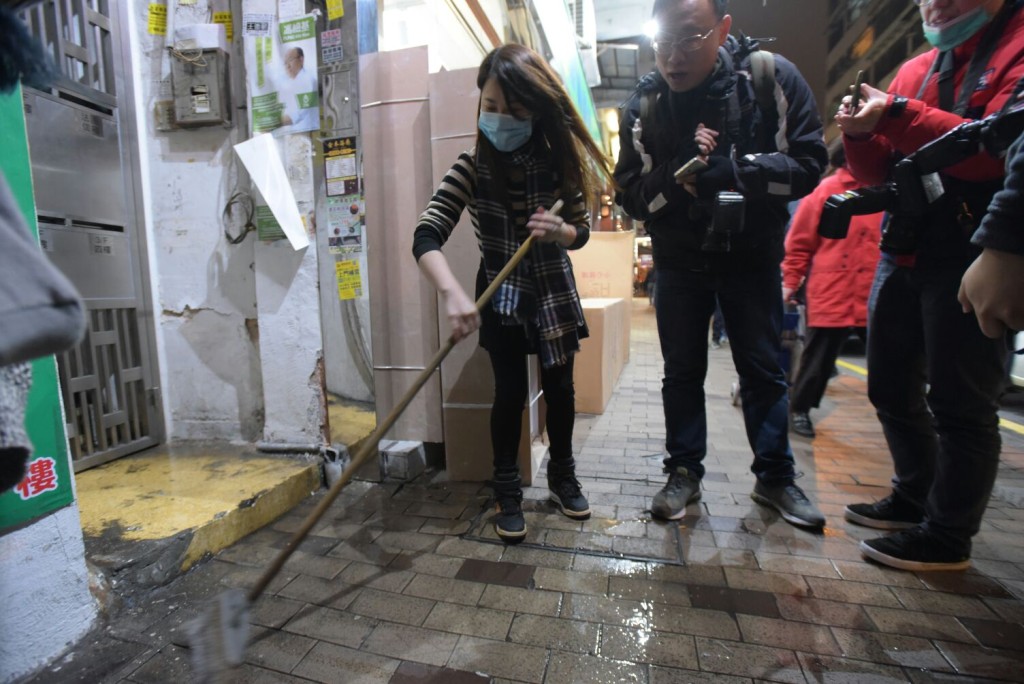 在附近經營養生館的女東主晚上以漂白水進行消毒。黃文威攝
