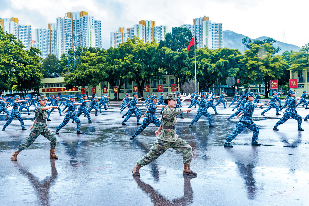 ■體驗營150名學員在駐港部隊軍營體驗軍旅生活。