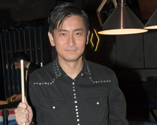 范振锋自小喜欢打桌球。