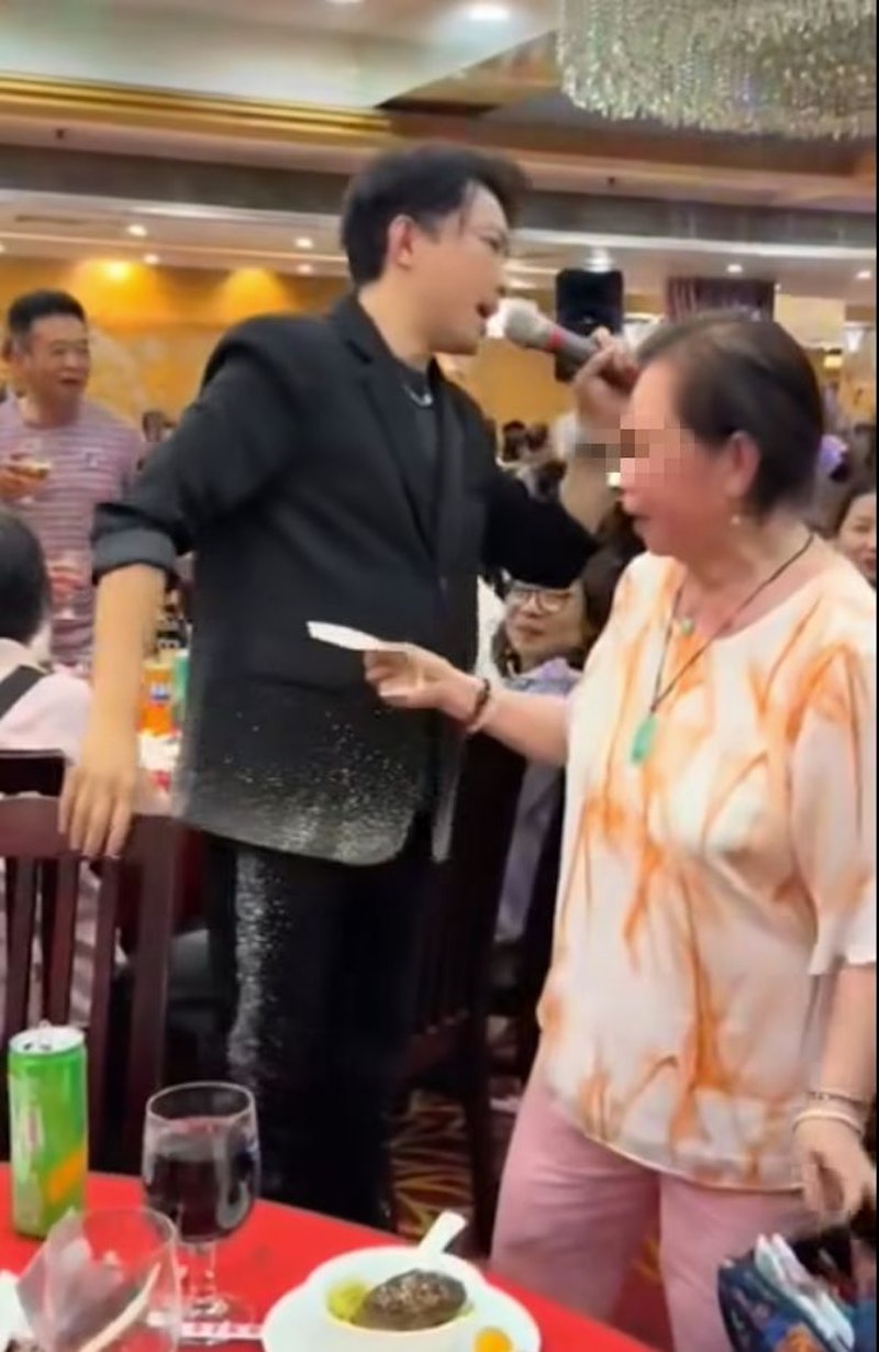 禤振華登台遭婆婆獎賞500元被逼「強吻」。 禤振華登台遭婆婆獎賞500元被逼「強吻」。