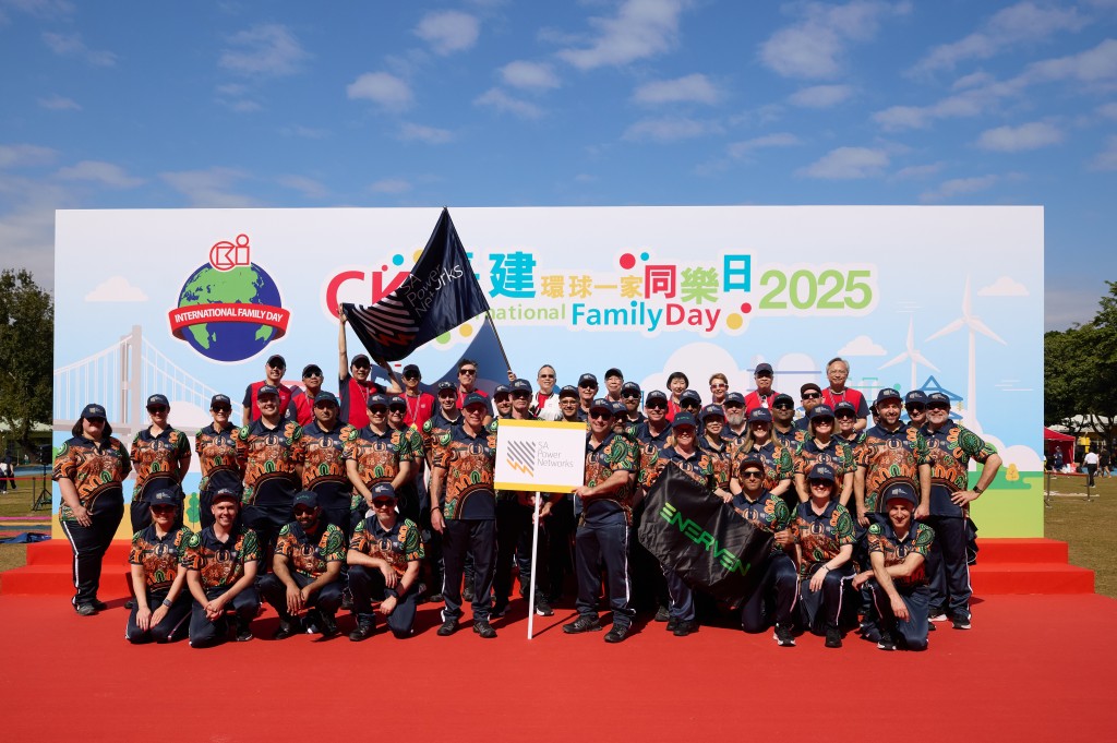 李澤鉅率領長建執行委員會成員，堅持站在最後排位置，以示作為各團隊的「最強後盾」。