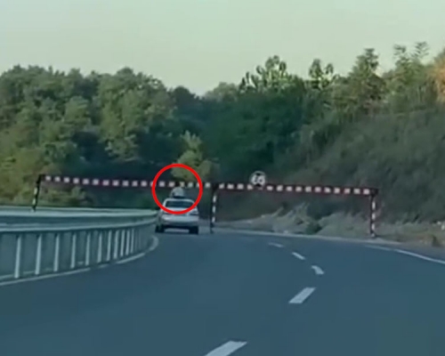 江西新余一少年將身體伸出轎車天窗撞限高槓身亡。（網圖）