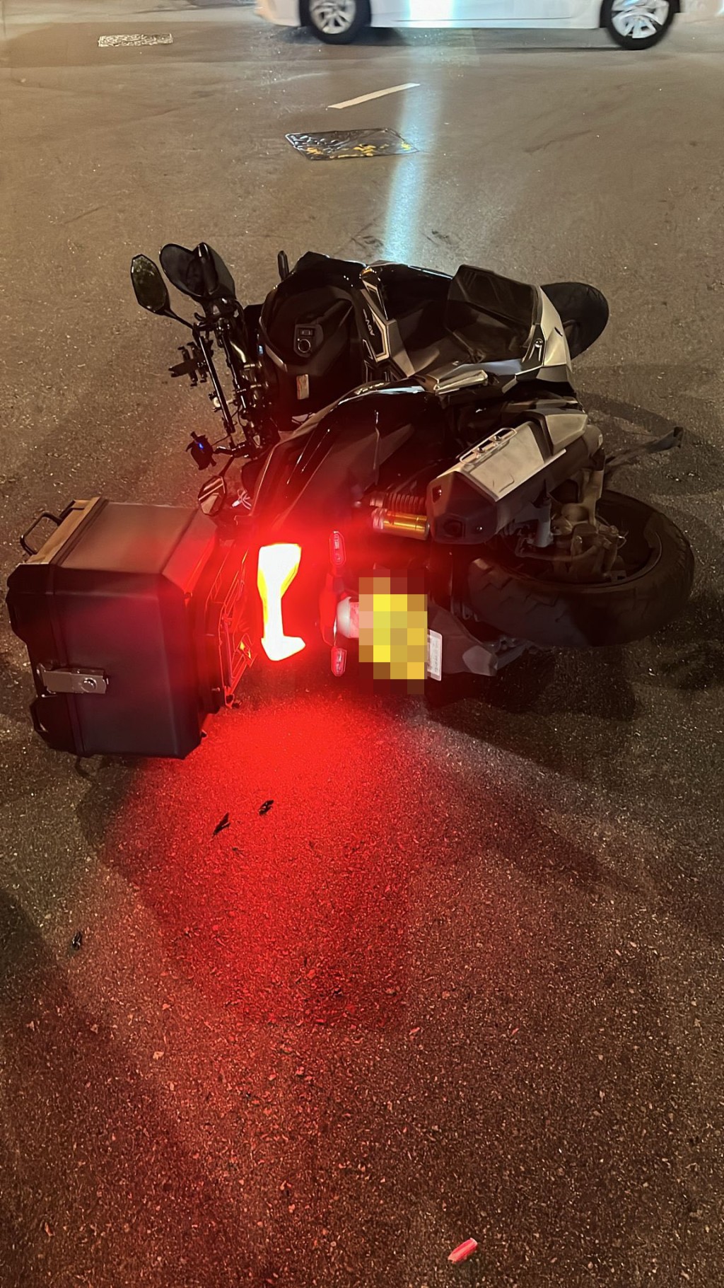 铁骑士人仰车翻,倒卧地上。网上图片 铁骑士人仰车翻,倒卧地上。网上图片