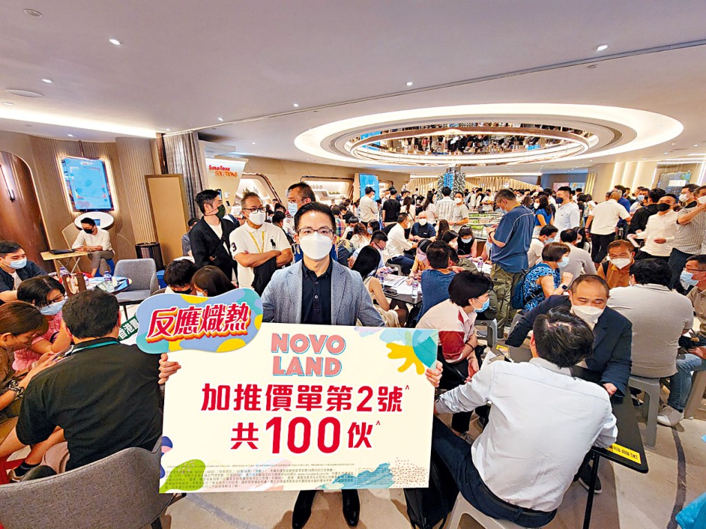 屯門NOVO LAND 1A期加推100伙,涵蓋2至3房戶型單位,折實平均呎價13858元。圖中為新地陳漢麟。