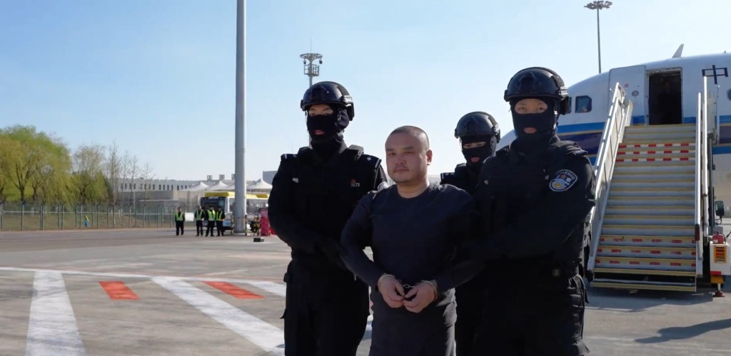 陈志犯罪集团骨干成员李雄被押解回国。《人民日报》 陈志犯罪集团骨干成员李雄被押解回国。《人民日报》