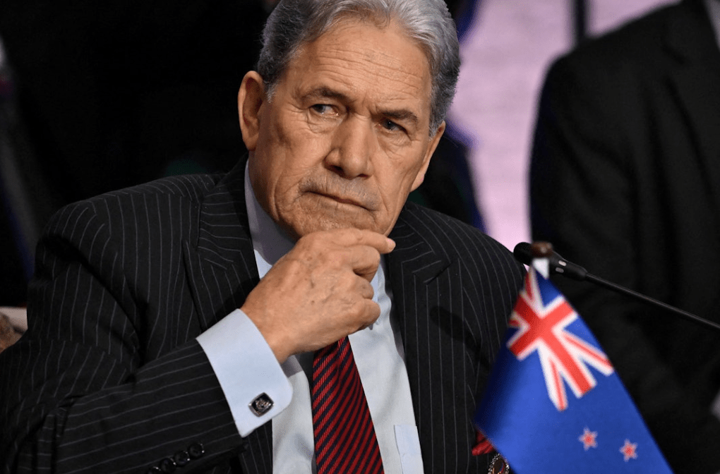 新西蘭副總理兼外長彼得斯(Winston Peters)於7月29日的一場國會政策辯論中,公然向一名華裔議員叫囂「返回你自己的國家」。路透社 新西蘭副總理兼外長彼得斯(Winston Peters)於7月29日的一場國會政策辯論中,公然向一名華裔議員叫囂「返回你自己的國家」。路透社