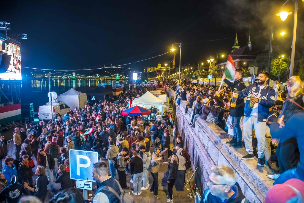 匈牙利人民上街庆祝欧尔班败选。法新社