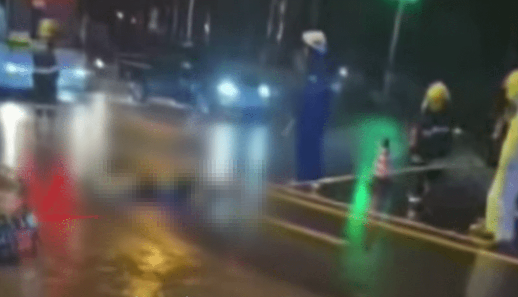 廈門一男子因暴雨天路燈漏電觸電身亡。 新京報