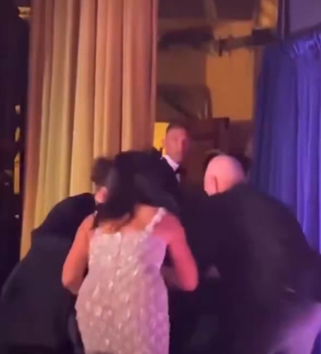 姜偉嘉一度企圖繞過特朗普逃生但失敗。X