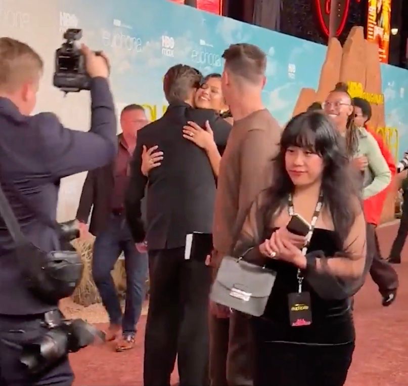 在紅地毯上，Zendaya與傳不和的《毒癮女孩3》劇創作人Sam Levinson擁抱。