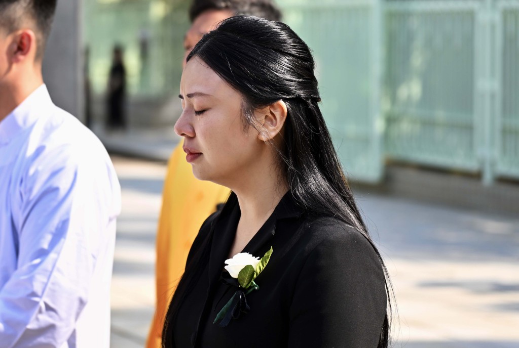 未婚妻kiki在何偉豪葬禮上哭成淚人。