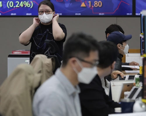 南韓市民響應政府呼籲戴上口罩防疫。AP