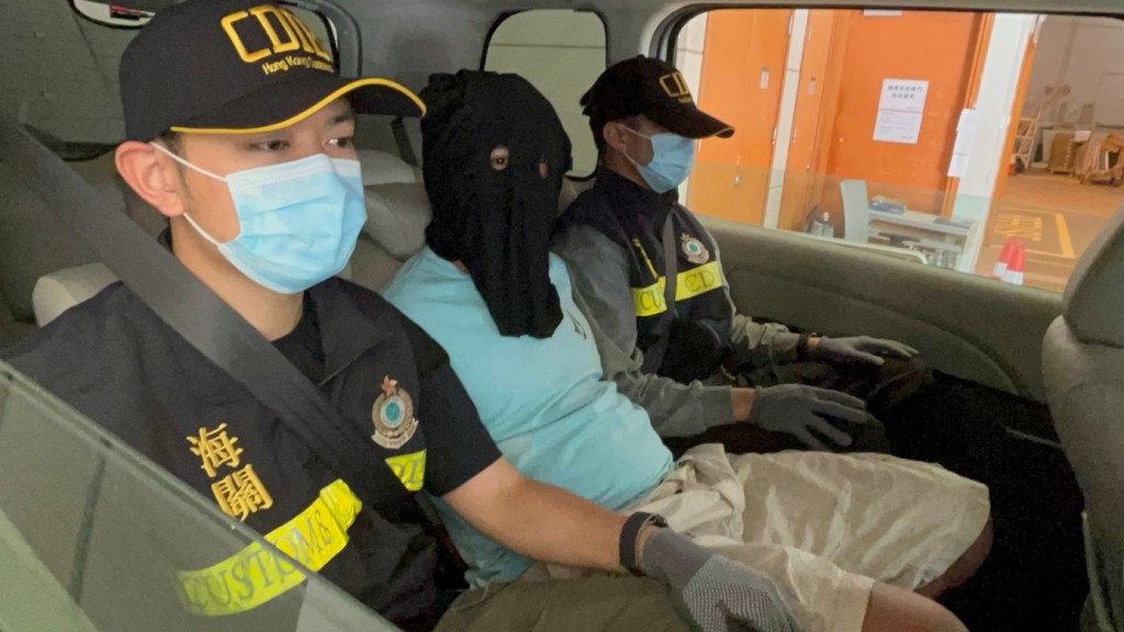 被捕非华裔男子持香港身份证，他已被控企图贩运危险药物罪名明（16日）提堂。杨伟亨摄