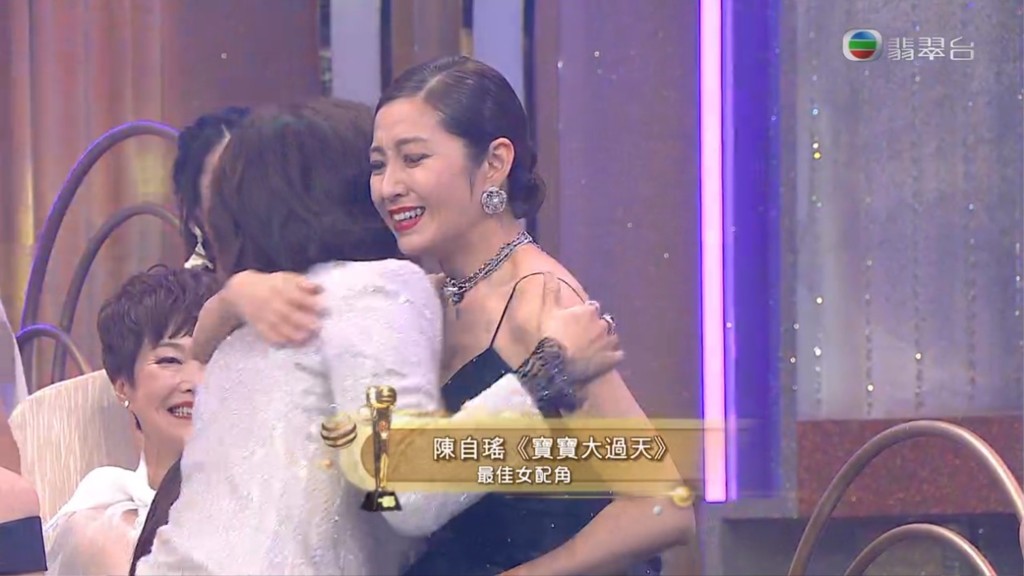 陳自瑤獲獎與鍾嘉欣擁抱。