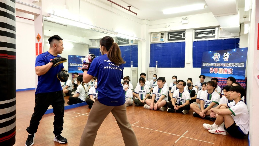 將軍澳警區首次與聖方濟各大學及中國香港拳擊總會合辦的「拳擊領袖訓練計劃」昨日舉行開幕禮。
