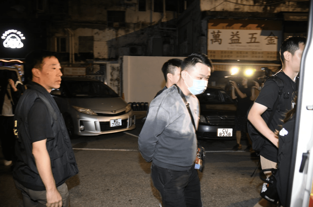 一男一女負責人被捕。黎志偉攝 一男一女負責人被捕。黎志偉攝