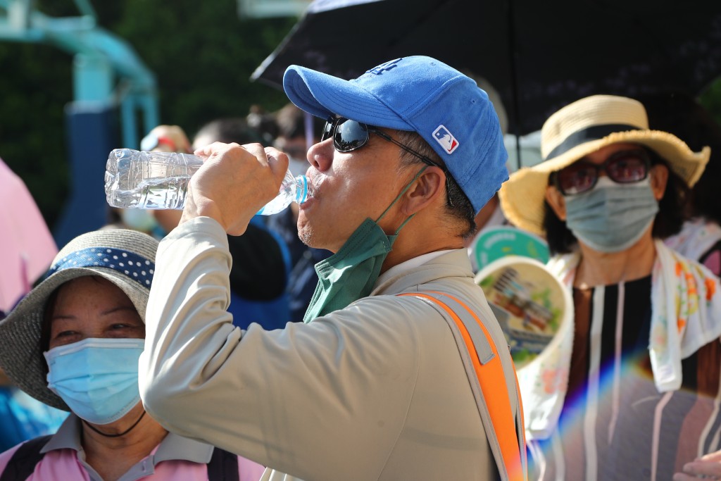 預防中暑指引範圍廣泛，其中多飲開水必不可少。資料圖片