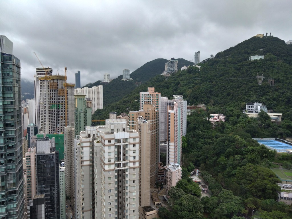 12MP廣角主鏡成像質素比上代略有提升，且加入OIS光學防震。