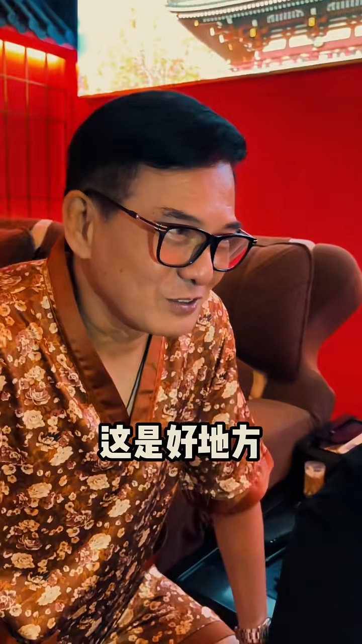 最近,李國麟在小紅書上發佈了一段新片,當中他相約金剛一起去按摩場所,更表示:「這是個好地方,這裡的技師很漂亮」,二人疑似揼邪骨。 最近,李國麟在小紅書上發佈了一段新片,當中他相約金剛一起去按摩場所,更表示:「這是個好地方,這裡的技師很漂亮」,二人疑似揼邪骨。