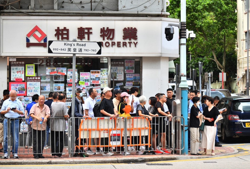 大批市民在附近離遠送別董建華。盧江球攝 大批市民在附近離遠送別董建華。盧江球攝