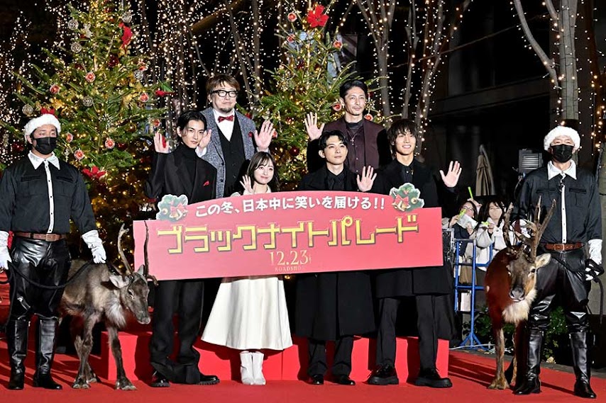 桥本环奈与中川大志与导演出席《黑夜游行》首映礼时装作不熟。