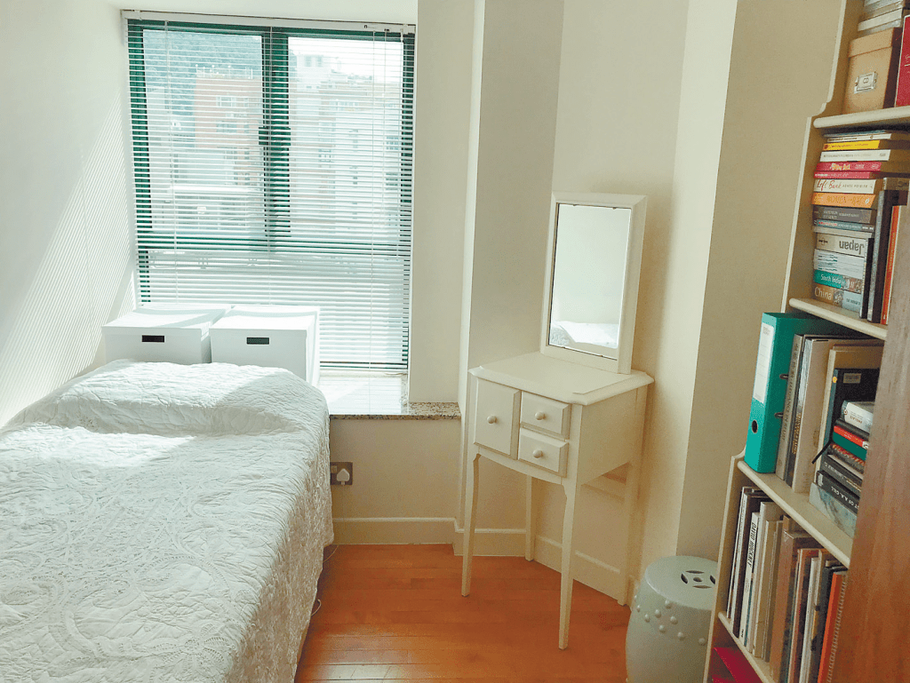 房間採簡潔白調，使陽光可充分灑進室內。