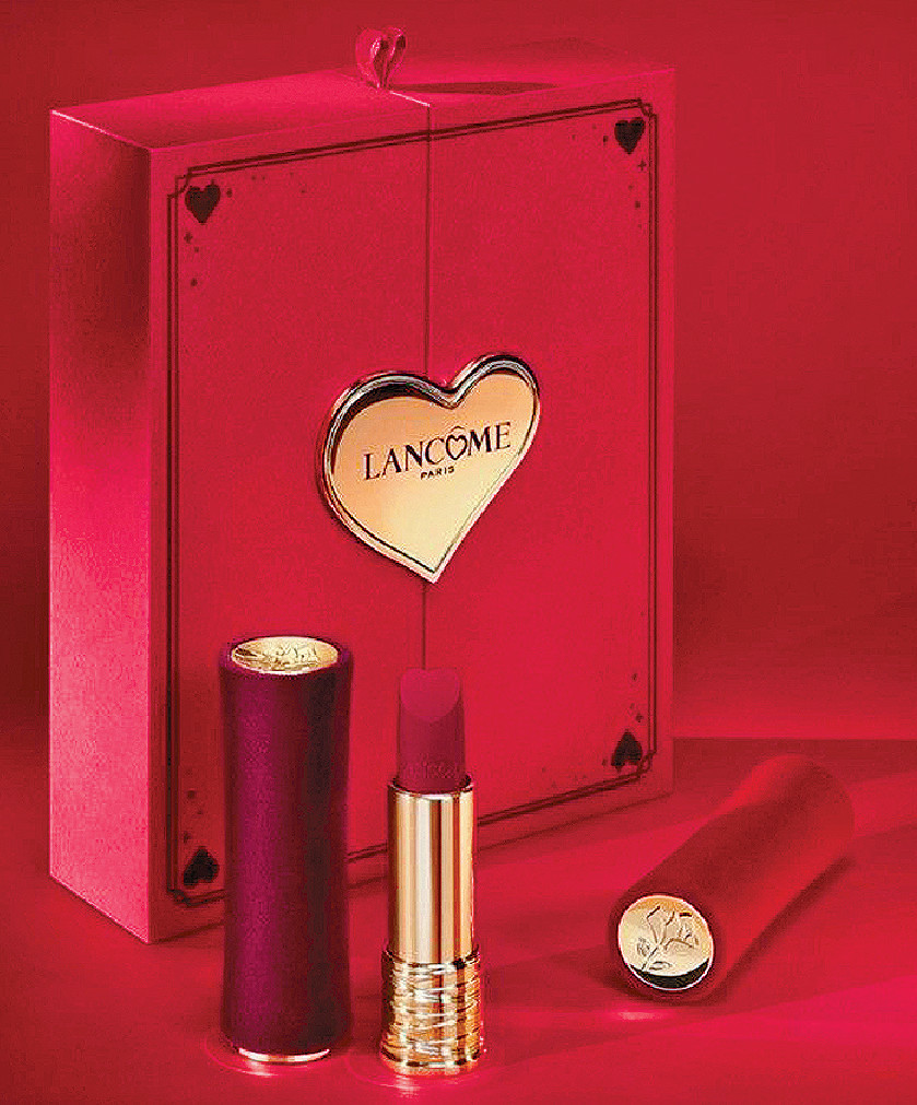 Lancome 瑰麗絕色啞緻唇膏禮盒套裝 $670  精緻的禮盒以「Queen of Hearts」作設計靈感，心形的唇膏芯珍藏於同色的奢華絲絨唇膏筒中，並擁有絲絨啞霧妝效，以及蘊含極緻玫瑰萃取成份，能滋潤雙唇。