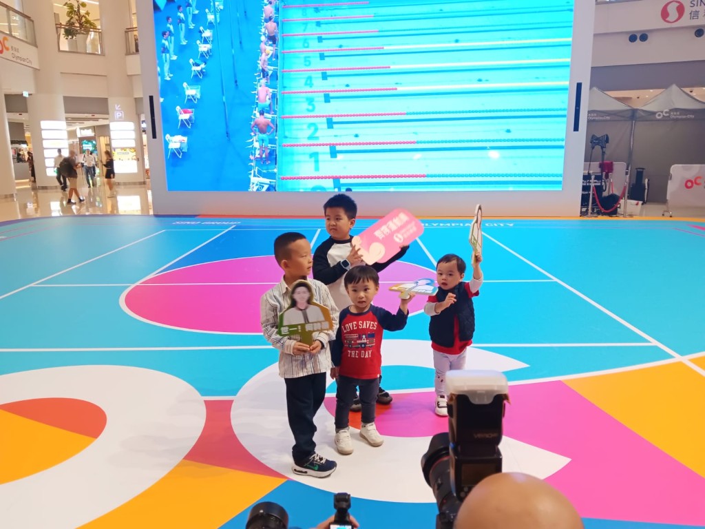 小朋友揮舞打氣牌，為何詩蓓打氣。