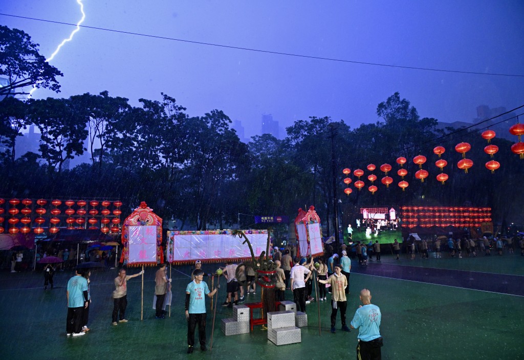 行雷閃電兼黃雨，大坑舞火龍最終抵達維園。蘇正謙攝