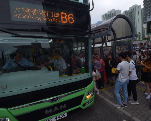 傍晚6時,持續有旅客選搭B6回口岸。梁譽東攝