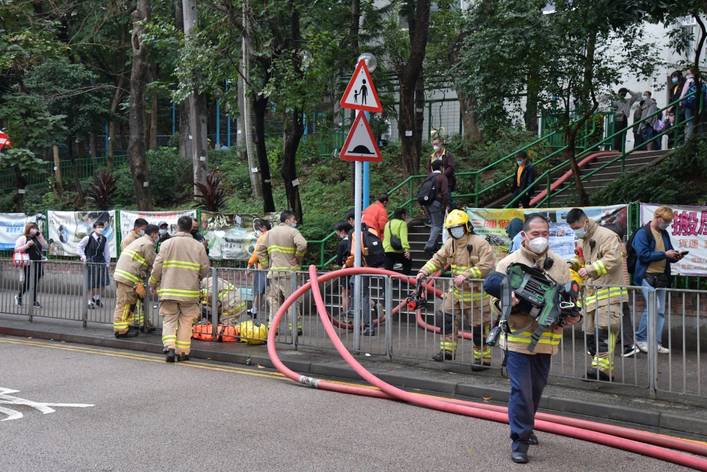 消防到场开喉灌救，将火救熄。