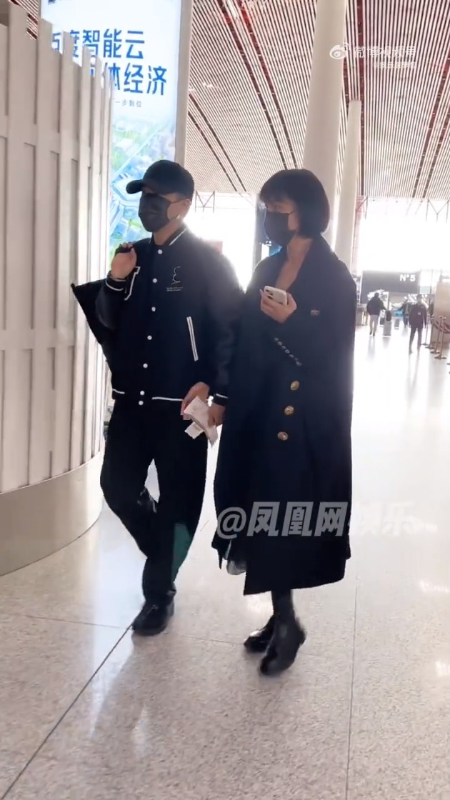 劉愷威及李曉峰繞手現身機場。  ​（微博圖片）