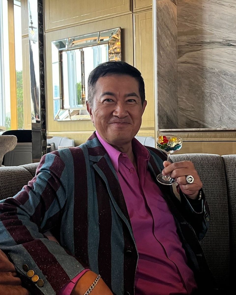 鄧梓峰被揭加入共濟會,事後他亦承認是會員,翻查其社交平台,可見他手上多次戴上疑似共濟會徽章的戒指。 鄧梓峰被揭加入共濟會,事後他亦承認是會員,翻查其社交平台,可見他手上多次戴上疑似共濟會徽章的戒指。