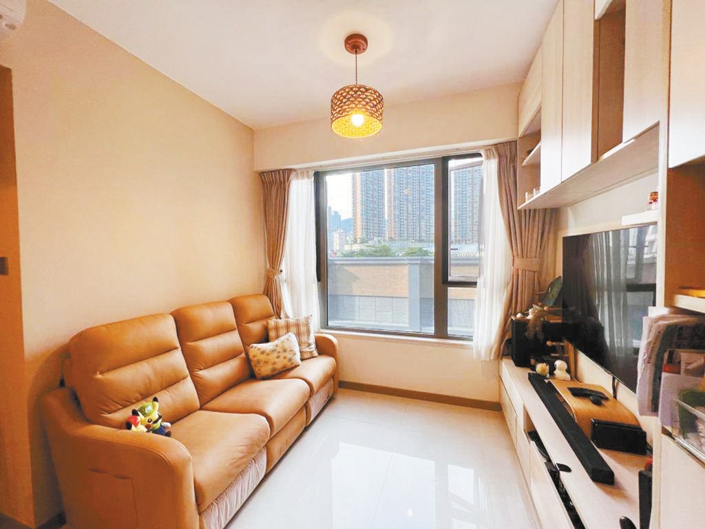 大廳採用暖色作佈置主調，打造出溫馨舒適居所。