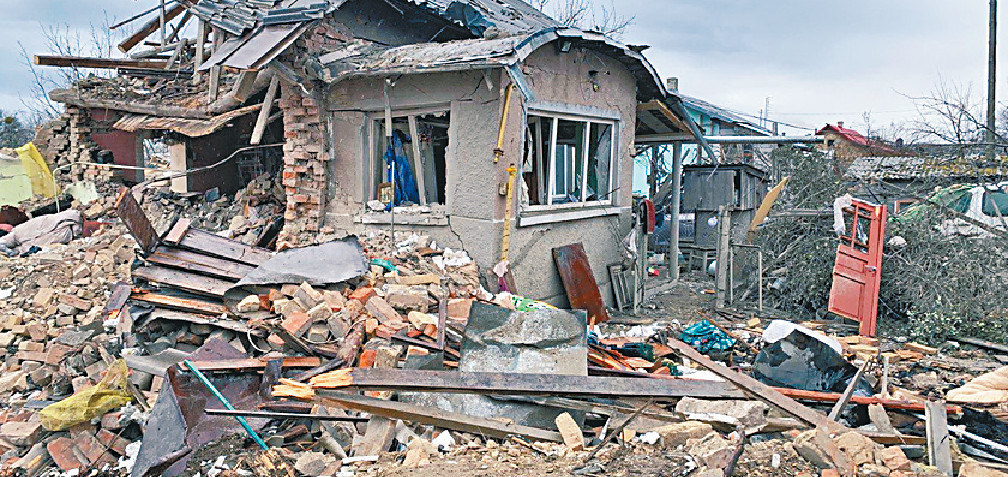 ■乌克兰西部城市利沃夫多间住宅被导弹摧毁。
