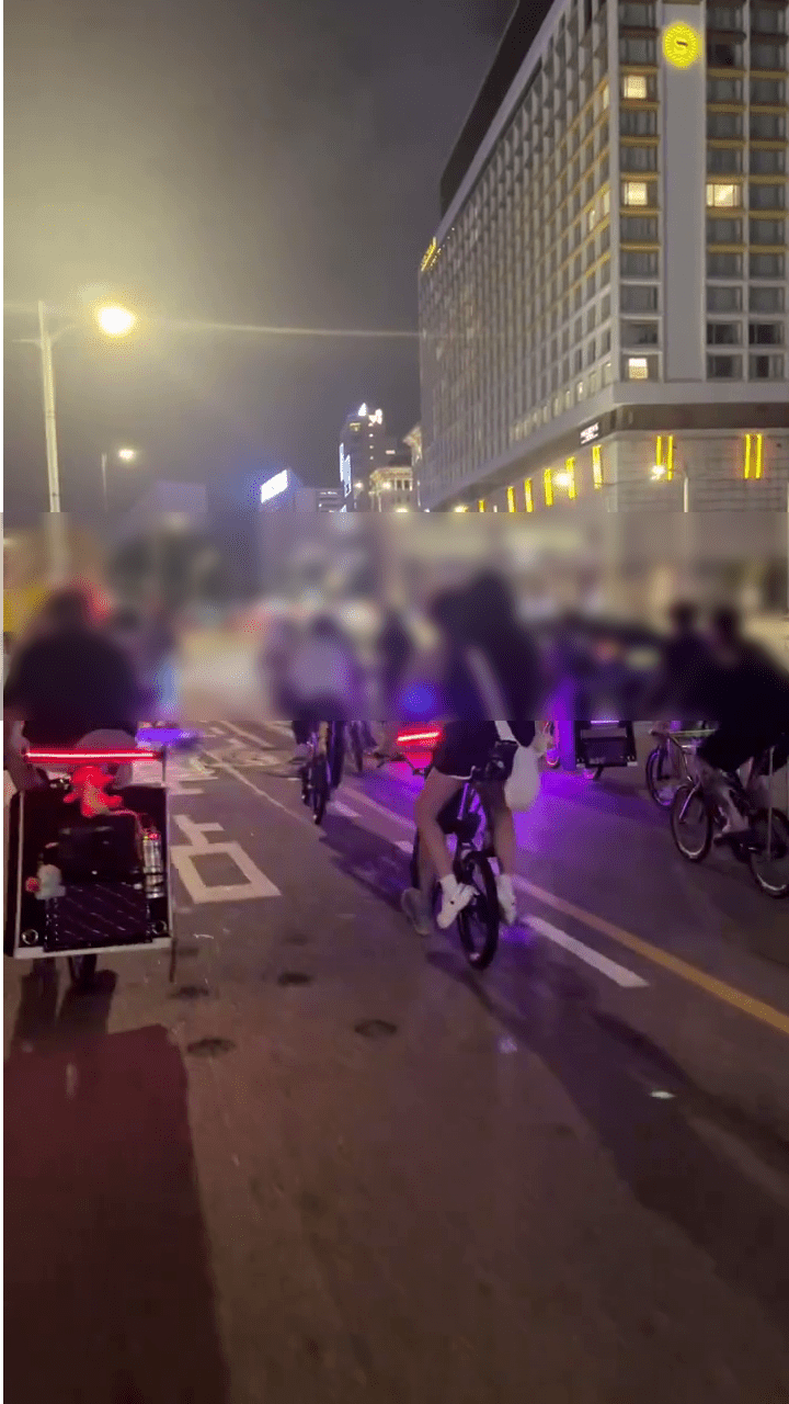 有单车载有少女乘客，亦有人在其单车上挂灯条和音箱。
