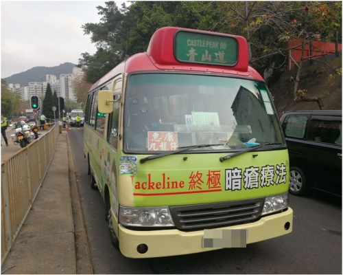 肇事小巴。