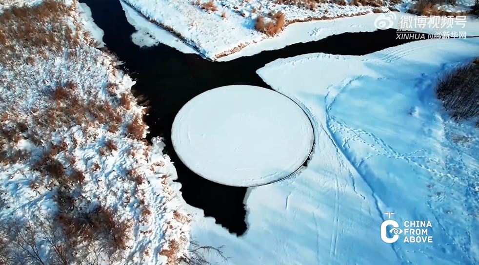 内蒙古森林里的河道上出现一直径10多米的冰盘，还会自转。