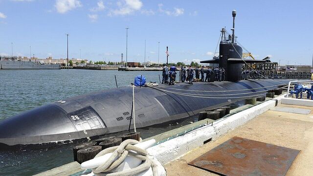 美國快速攻擊潛艇「海倫娜號」造訪古巴關塔那摩灣。美國海軍圖片