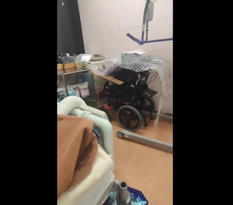 天瑜最近獲得一部新的電動輪椅。