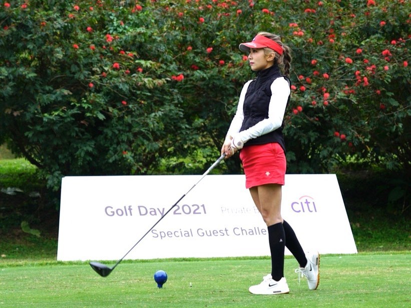 何雁詩自小打高爾夫球，曾為港隊代表。